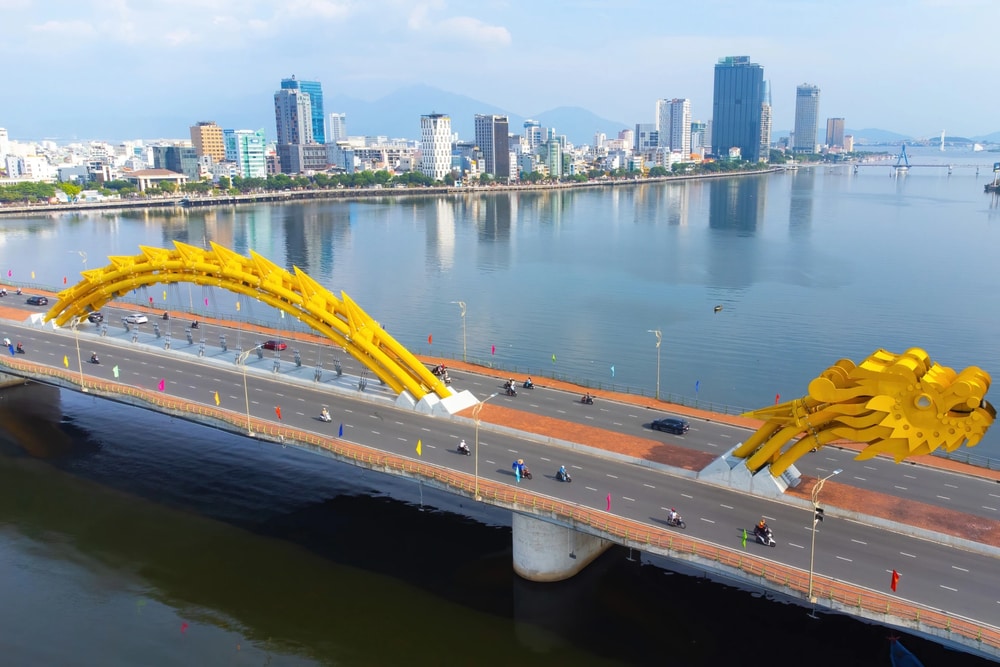 Hình tượng con rồng trên cầu là biểu tượng cho quyền lực và sự thịnh vượng trong văn hóa Việt Nam